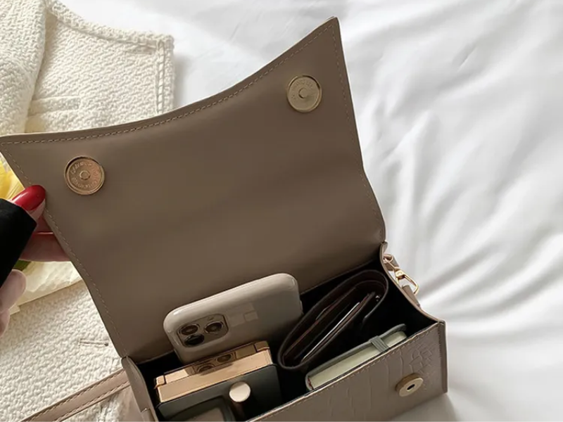 Andrea Handbag with Convenient Top Handle – Stylish and Practical